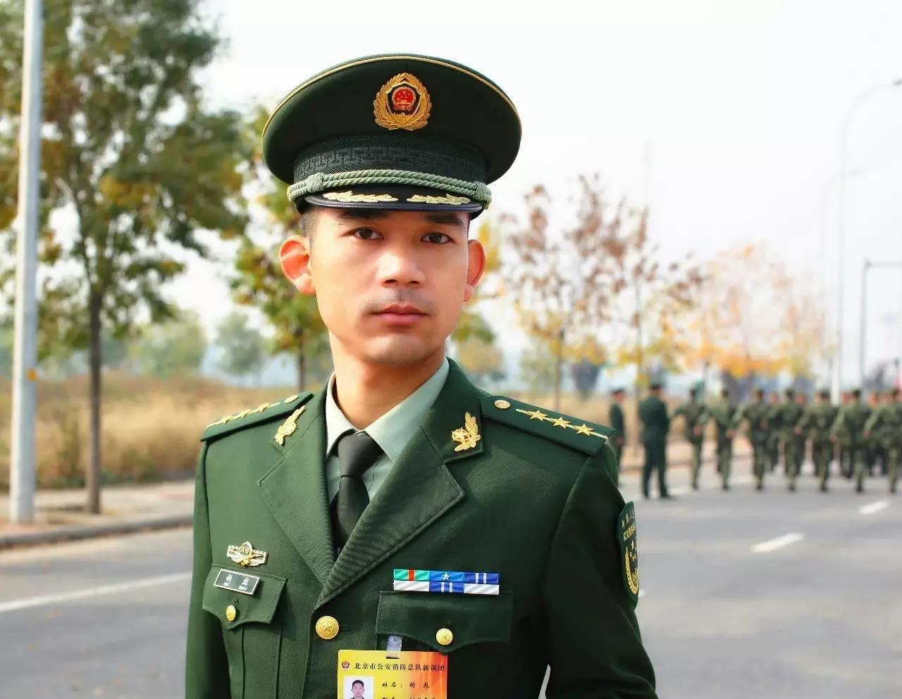 副营级军官:有2排资历章(级别略章是深蓝色)