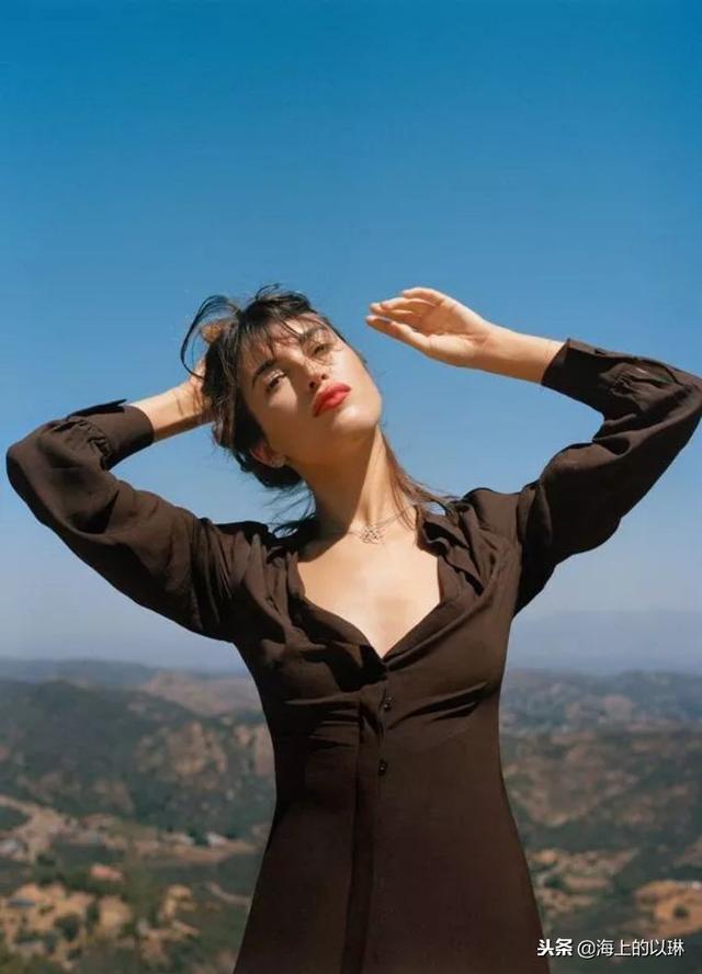 红唇品牌服饰女装  优雅而知性的女性群体，红唇品牌服饰女装（的时髦信条：简洁百搭的衣装）