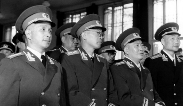 1954年，中央要给毛主席授大元帅军衔，主席：大元帅？你靠边站吧