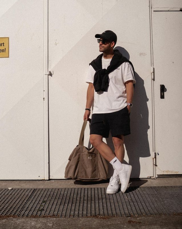 男士超级短裤怎么穿，一双长袜子不能少