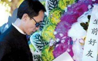 巩汉林回忆赵丽蓉离世，1999年赵丽蓉被肺癌折磨的痛不欲生