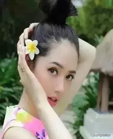 一根皮筋扎丸子头教程，怎样用一根皮筋扎丸子头（超火的丸子头扎发）