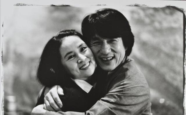 成龙老婆久违现身，结婚后退居幕后，67岁仍身材窈窕恩爱如初