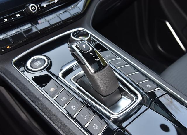 江铃驭胜怎么样，江铃驭胜汽油版好不好（10多万就能买的硬派越野车）