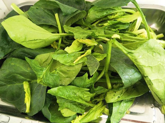 菠菜怎么炒好吃，炒芹菜怎么炒才好吃（炒出来口感香脆无涩味）