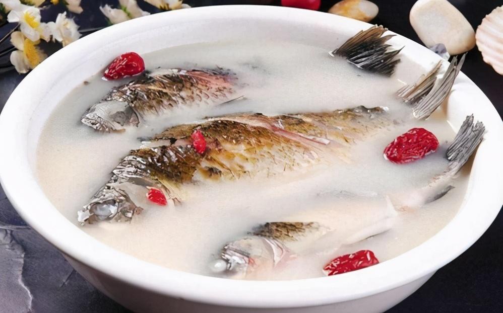 鲫鱼汤正确做法揭秘：90%人忽略的关键步骤，这样做汤白味鲜不腥！