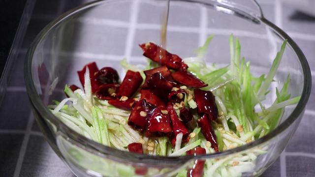 西葫芦怎样凉拌好吃窍门，凉拌西葫芦这样做特别爽口