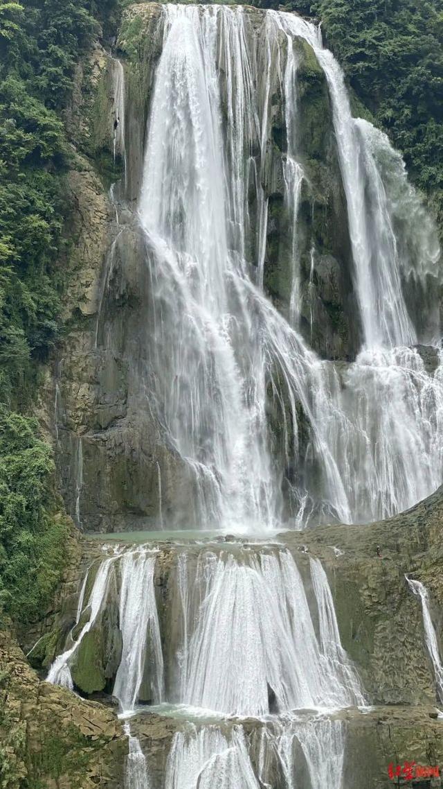 瀑降是什么意思，瀑降能带来什么（两驴友挑战网红瀑布被挂悬崖）