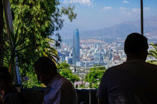 来智利一定要看的圣母山，可以俯瞰南美最富有的城市美景