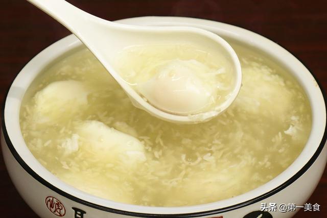 酒糟鸡蛋的做法，酒糟煮鸡蛋的做法（出锅个个完整）