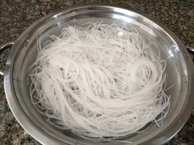 广东蒸米粉怎么做，广东蒸米粉怎么做好吃又简单（我家还是喜欢这样做的）