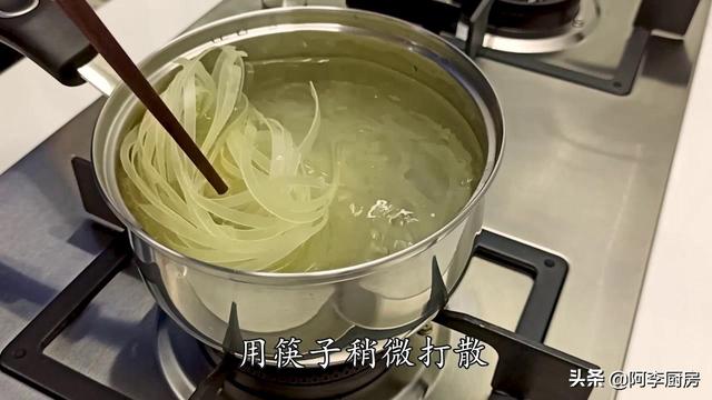 泡干米粉的正确方法，怎么做出好吃的干米粉（河粉干怎么炒干炒河粉）