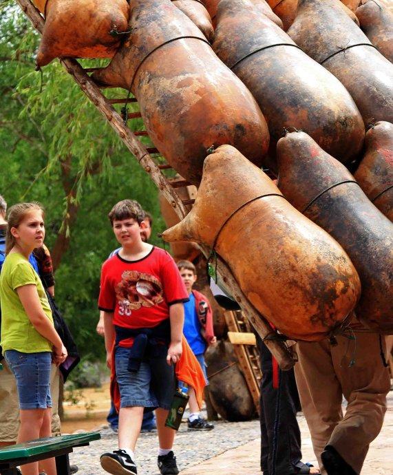 漫话黄河上的羊皮筏子，黄河上竟然出现了一只羊皮筏子（漫话宁夏羊皮筏子）