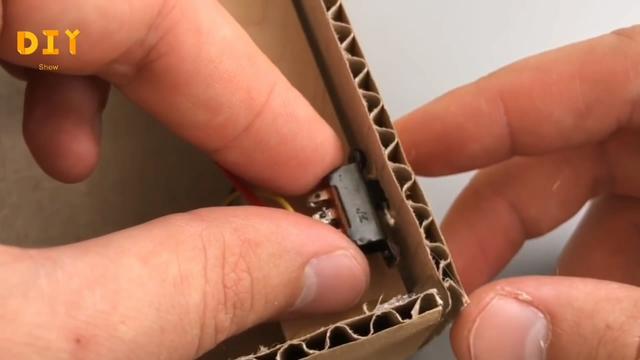 diy手机支架，如何DIY手机支架（用来制作CD机形状的手机支架）