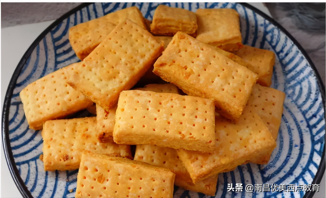网红咸蛋黄饼干的做法，咸鸭蛋黄饼干（层次分明超级酥脆）