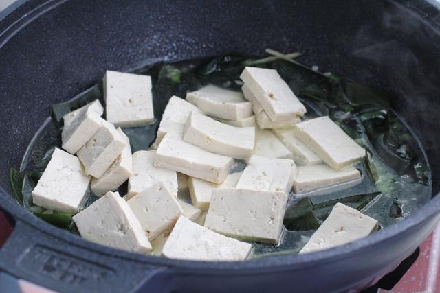如何做豆腐炖海带汤好吃，如何做豆腐炖海带汤好吃窍门（天冷了早上来碗海带豆腐汤）