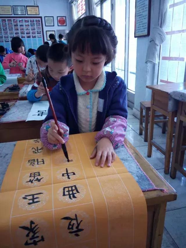 学书法对孩子有什么好处，学书法给孩子带来的好处（《孩子学书法原来有这么多惊人的好处》）