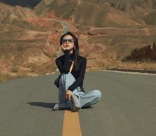 贾青整容，贾青整容前后照片对比（贾青在公路中违规拍照）