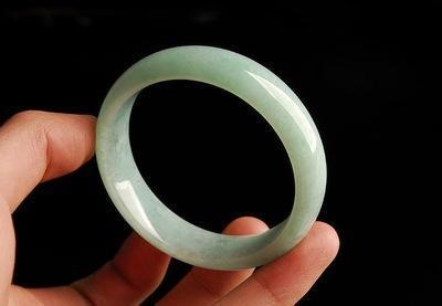 什么是糯种翡翠，糯种翡翠属于什么档次（糯种翡翠鉴别）