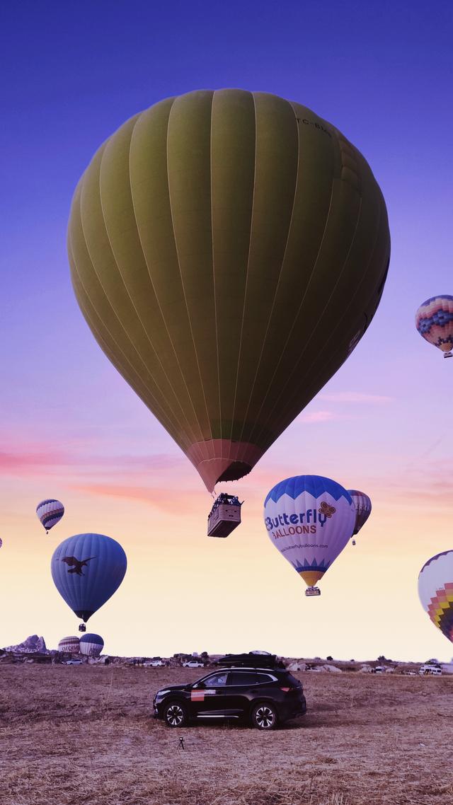 热气球下面的篮子叫什么，上面一个气球下面一个篮子（在热气球盛开的卡帕多奇亚）