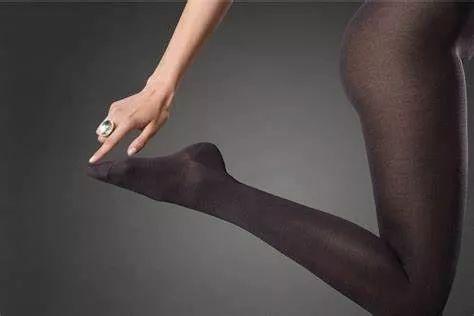 绫是什么丝袜品牌，绫家丝袜款式区别（把丝袜穿好是每个女人的基本功）