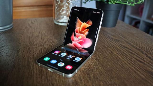 摩托罗拉razr 5g与三星手机对比，5G：翻盖可折叠手机之战