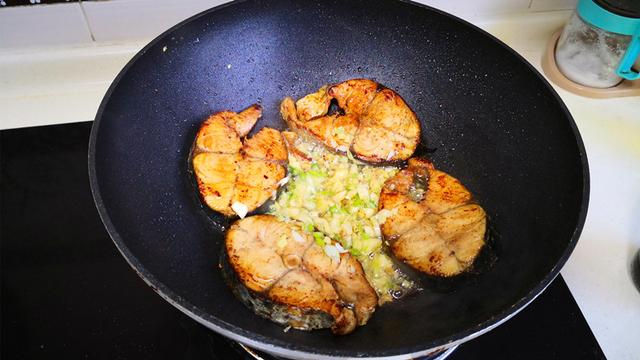 鲅鱼怎么做好吃又简单，红烧鲅鱼怎么做好吃又简单（鱼肉鲜嫩不腥气）