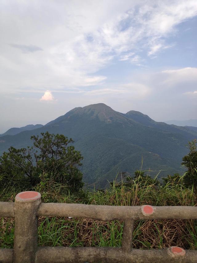 银瓶山海拔多少米，东莞银瓶山海拔多少米（银瓶山海拔896米）