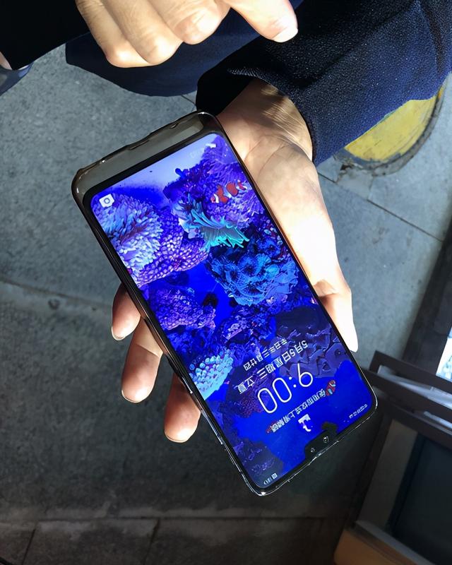 手机屏幕翘起来了怎么处理，手机翘屏怎么办（1750元的手机屏幕只管6天）