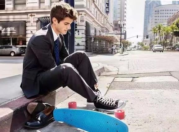 平驳领和戗驳领的区别，平驳领和戗驳领的区别是什么（男士职场神器的西装）