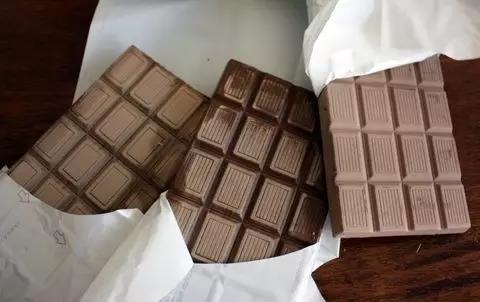 巧克力发白的原因及如何解决，黑巧克力发白怎么回事（为什么巧克力会发白？？）