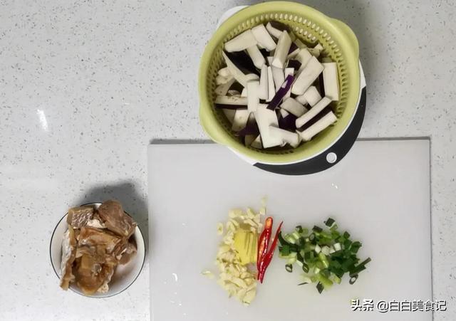 咸鱼干炖茄子的做法，茄子吸收了咸鱼干的香味