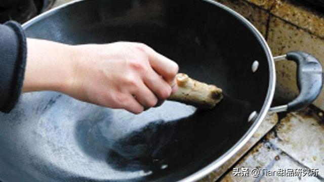 炸鱼怎么不粘锅不掉皮，油炸鱼怎么不粘锅不掉皮（炸鱼小妙招：如何不粘锅不掉皮）