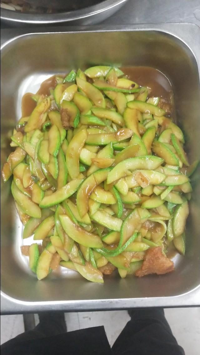 西葫芦片炒肉丝的做法，西葫芦炒肉丝的做法窍门（一道简单美味的家常菜西葫芦炒肉）