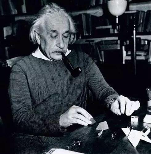 爱因斯坦的发明有哪些，爱因斯坦的发明有哪些视频（核武器也能被发明出来）