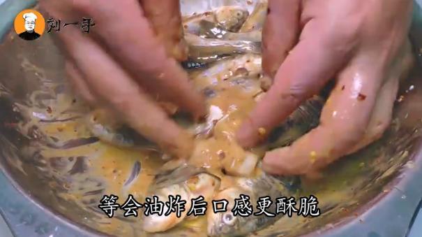 香酥鲫鱼最正宗做法，上桌连骨头都不剩