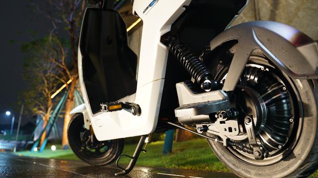 摇摆二轮滑板怎么玩，两轮滑板怎么玩（两千元档也能拥有全能选手）