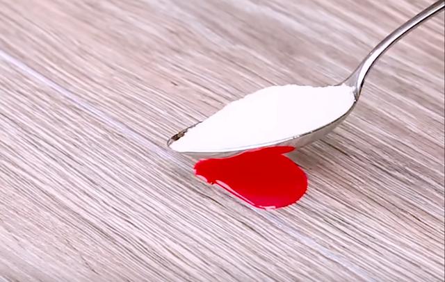 如何卸指甲油，指甲油怎么涂好看（不小心倒在地板上的指甲油）