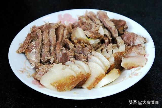 東北蒜蓉烀肉怎麼做,東北蒜泥五花肉(它是東北殺豬菜裡的經典)