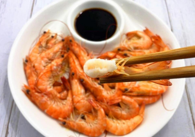 煮虾用热水还是冷水，煮虾用热水还是冷水需要放什么调料（煮虾时，冷水下锅还是开水下锅）