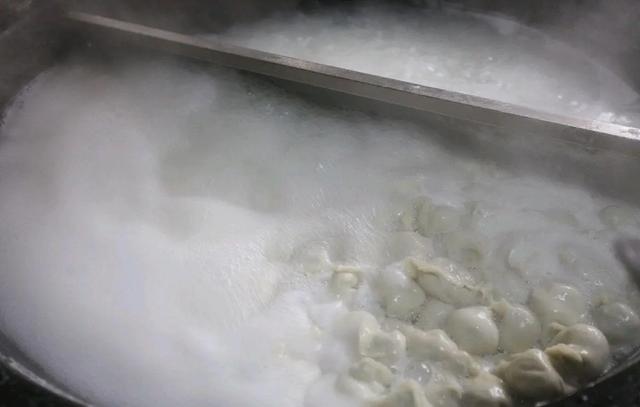 现包的饺子煮多久，新鲜包的饺子要煮多久可以吃（10年店主教你3个诀窍）