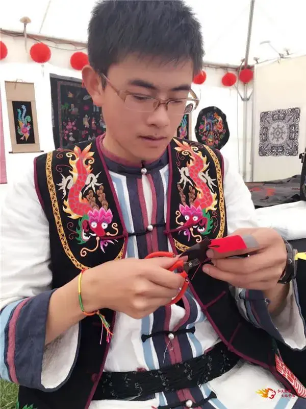 用纸怎样包花，用纸包花怎么包（云南省首届“非遗购物节”在楚雄开启）