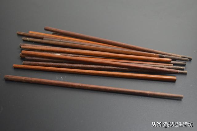 筷子发霉怎么弄干净，筷子发霉了怎么去除（多脏的筷子洗完就跟新的一样干净）