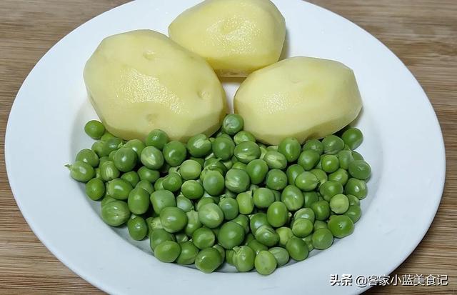 豌豆荚怎么做好吃，新鲜豌豆子怎么做好吃又简单（豌豆粒和土豆这做法真好吃）