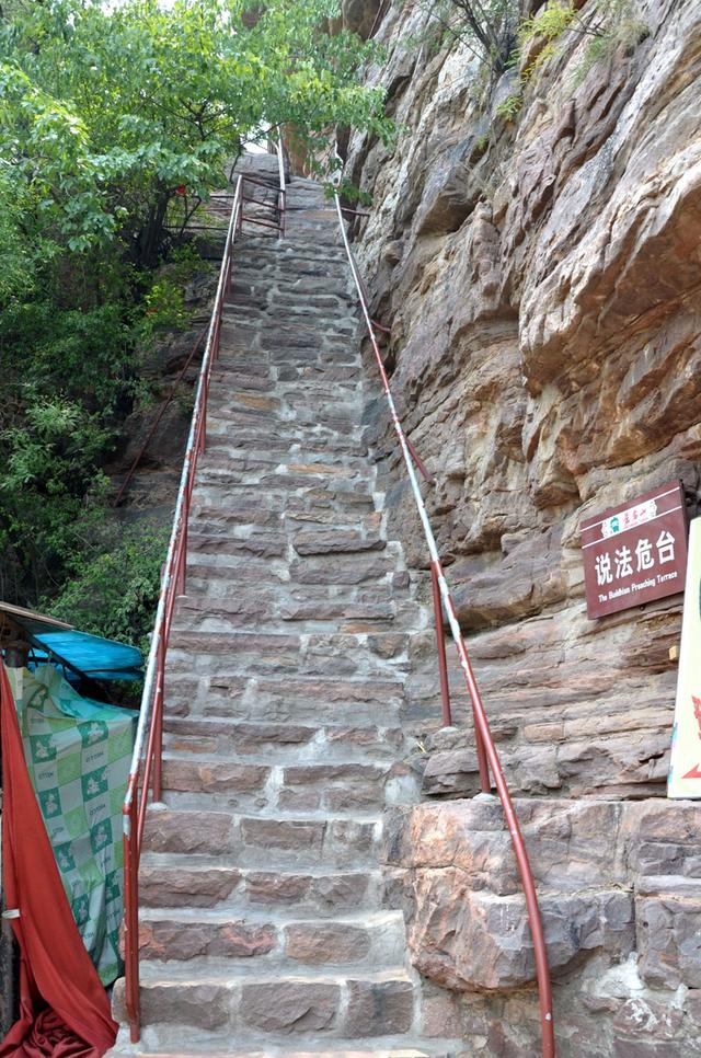 僧、尼、道共居一山修行  承德丰宁白云古洞景区，僧、尼、道共居一山修行（有一桥飞架两山之间的千年古刹）