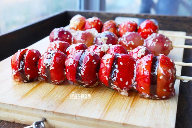 山楂和冰糖熬起来吃有什么作用，冰糖熬山楂有什么功效（裹上糖稀做成冰糖葫芦）