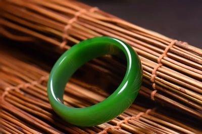 戴玉手镯对女性有什么好处和坏处，戴玉镯对女人有什么好处（因手上“玉镯”多受苦）