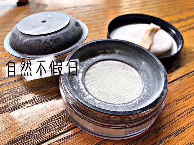 散粉的正确使用方法，正确的化妆先后顺序（怎样使用散粉）