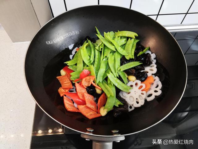 怎样把胡萝卜切成花朵形状，胡萝卜切花片的方法（炒了盘蔬菜上桌就光盘）