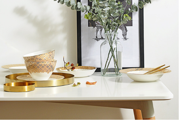 骨瓷碗和陶瓷碗哪个好，骨瓷和陶瓷哪个好（骨瓷VS陶瓷  各具优势你到底该pick哪一个呢）